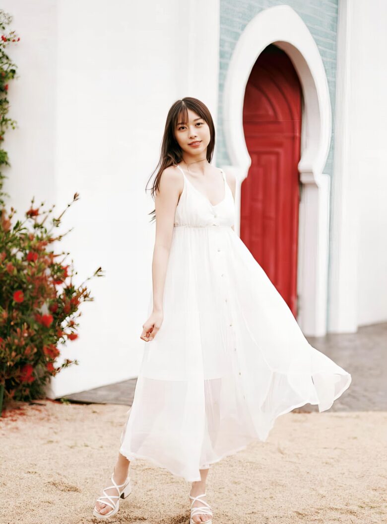 牧野真莉愛 写真集 『 Blooming MARIA25 』表紙1