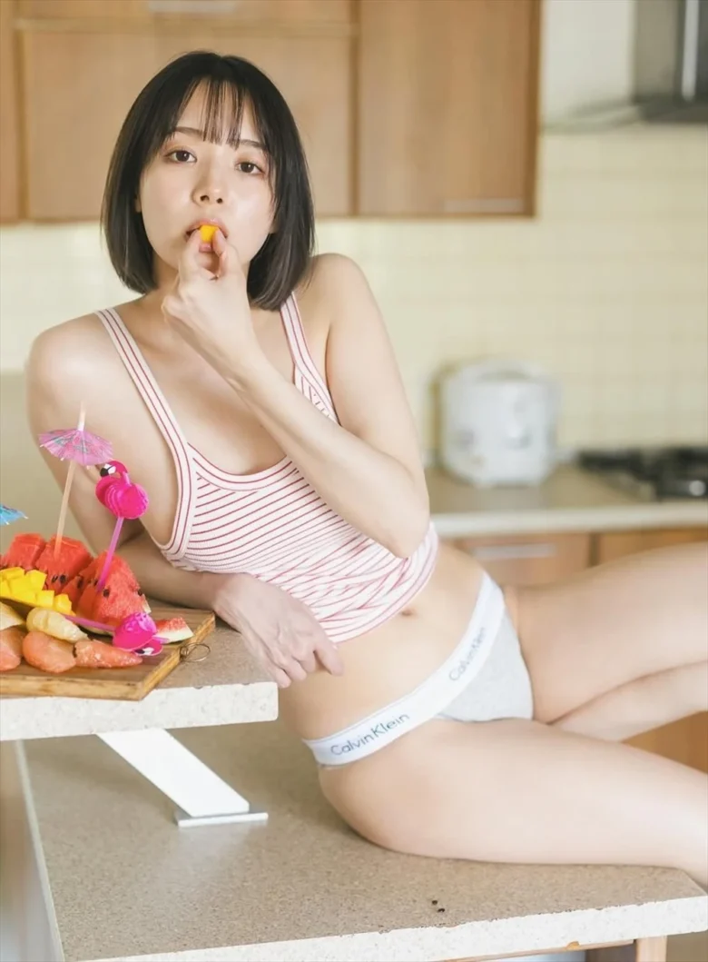 【電子版限定24ページ増】岡田紗佳写真集 おかぴのぴ表紙1